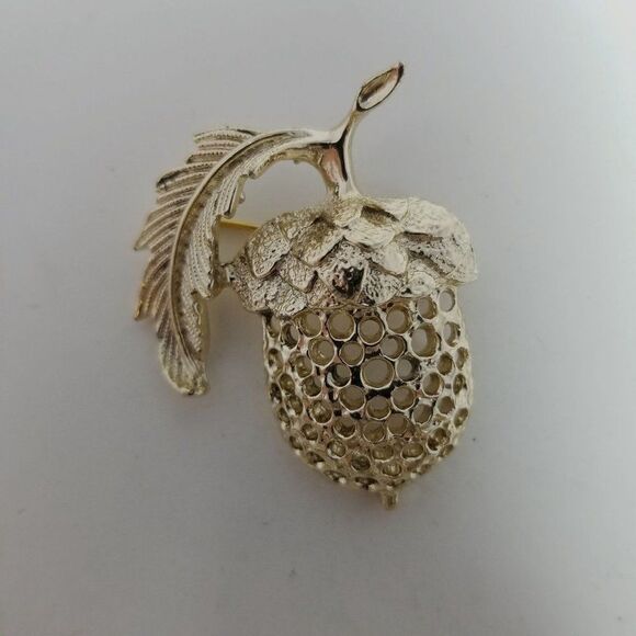 Vintage Sarah Coventry Acorn Shape Brooch, Gold Tone Tree Seed, Retro Estate - Picture 2 of 7
